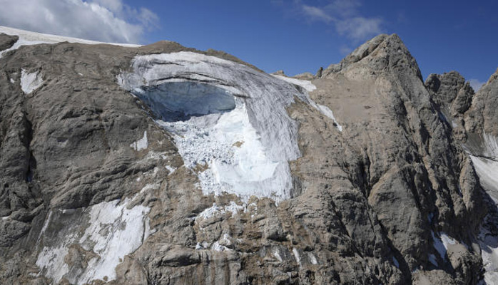 La grande vulnérabilité des glaciers alpins - Le Monde Juillet 2022 - Crédit photo : © Vue prise depuis un hélicoptère de sauvetage dans les Alpes italiennes, le 5 juillet 2022, deux jours après le détachement d’un morceau de glacier de la roche. LUCA BRUNO/AP